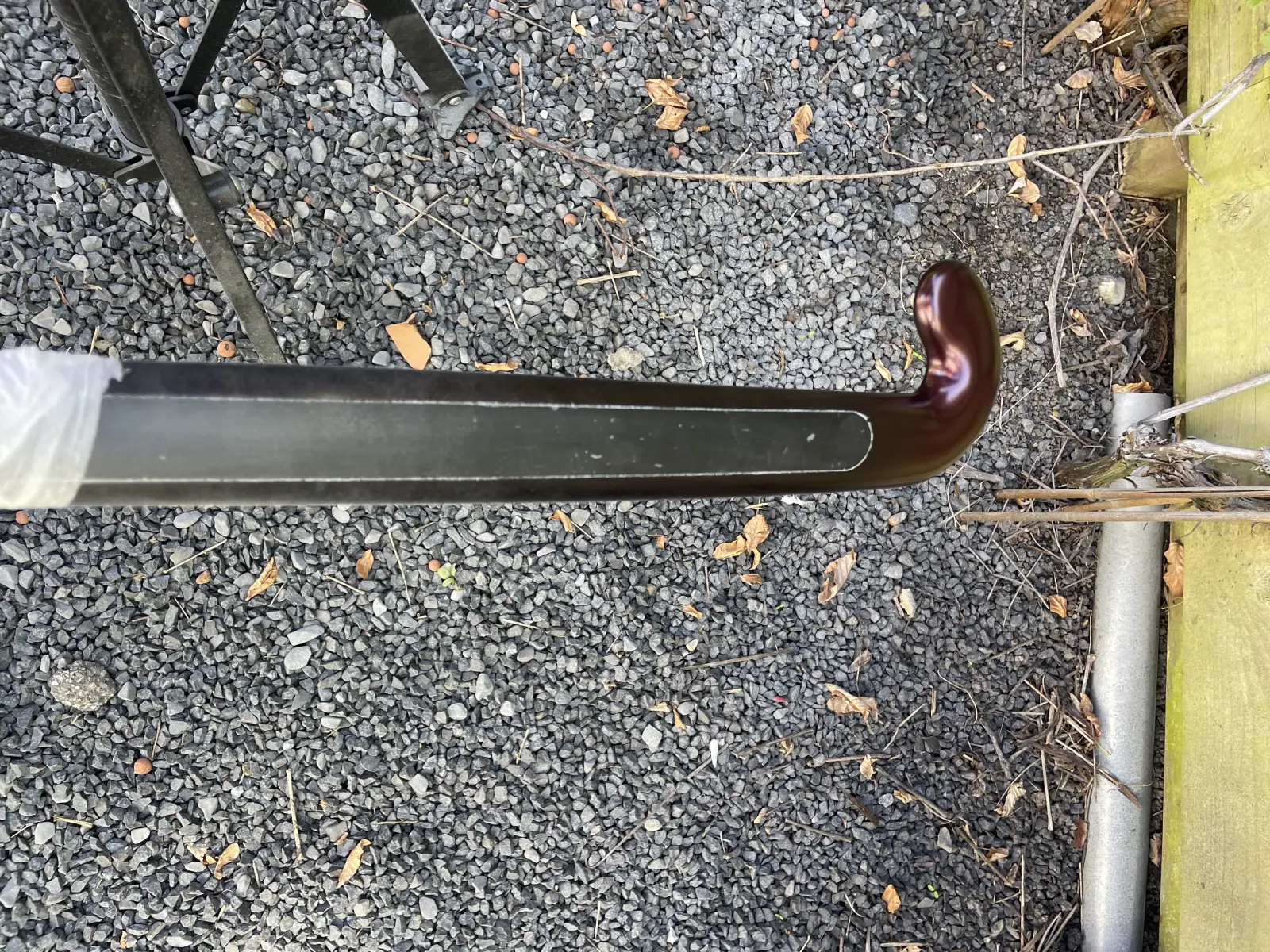 Hockey stick partly sprayed aubergine, partly raw carbon